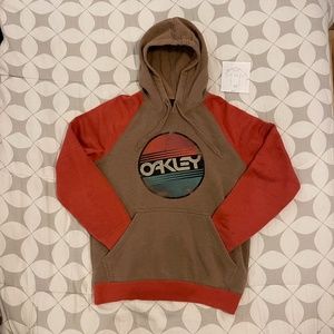 Oakley raglan hooded sweatshirt. Kangaroo pocket.